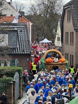 Umzug und Tonnenrennen in Niederkassel